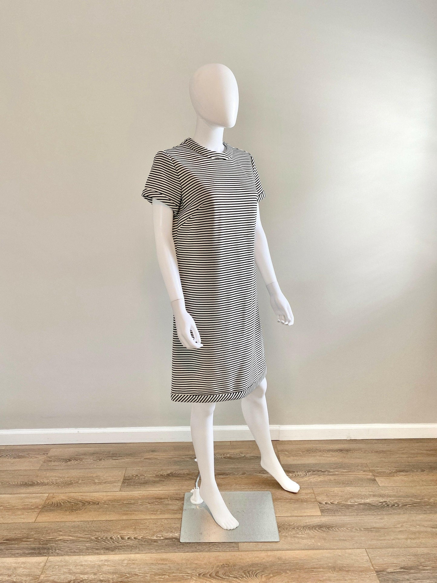 Vintage 1960s Black and White Striped Shift Dress / 60s retro Scooter Dress / Barbie core dress / Size S