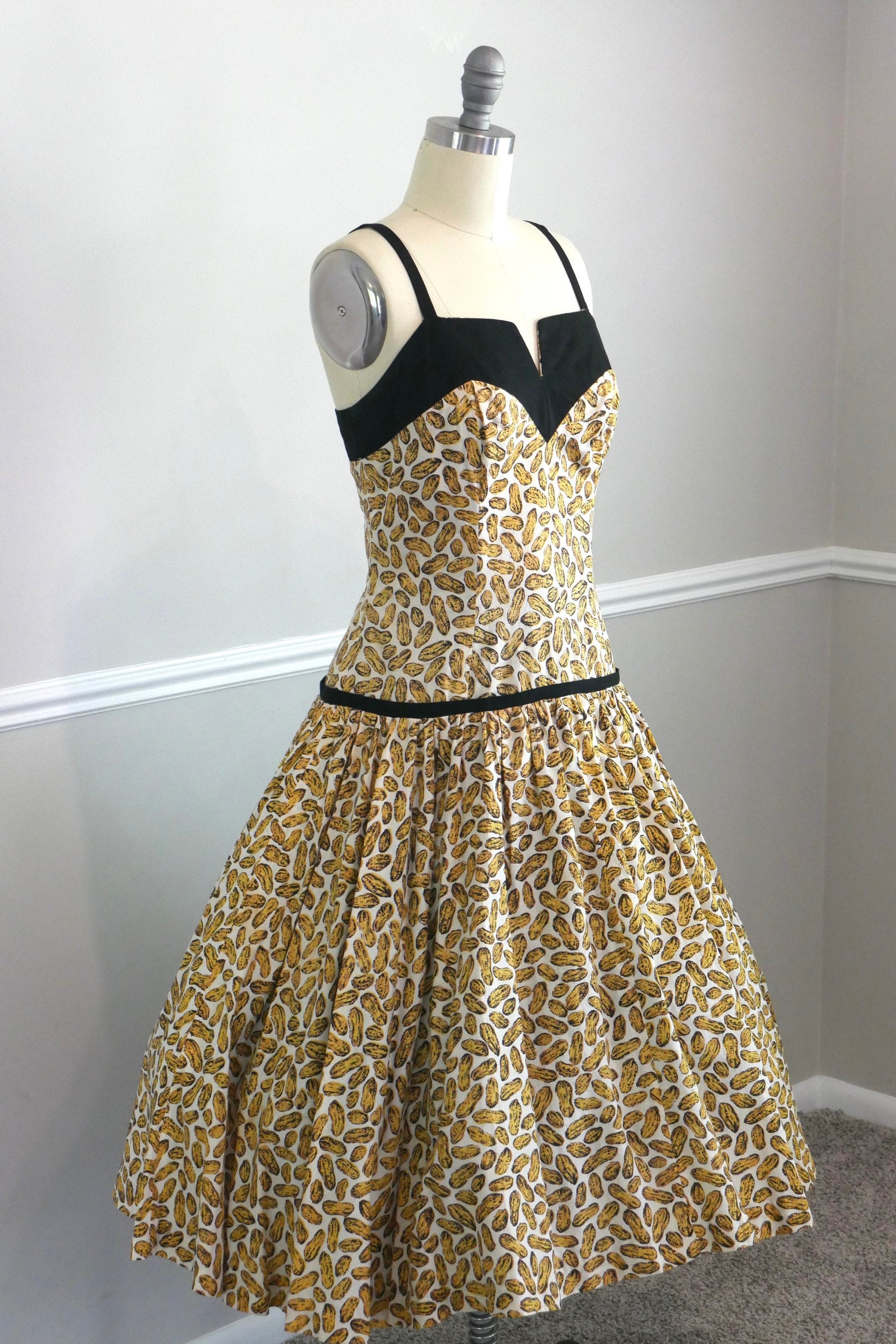 Vintage 1950s Sundress and Bolero Set / 1950s full dress / 50s retro novelty print peanut print dress fit and flare full skirt size M