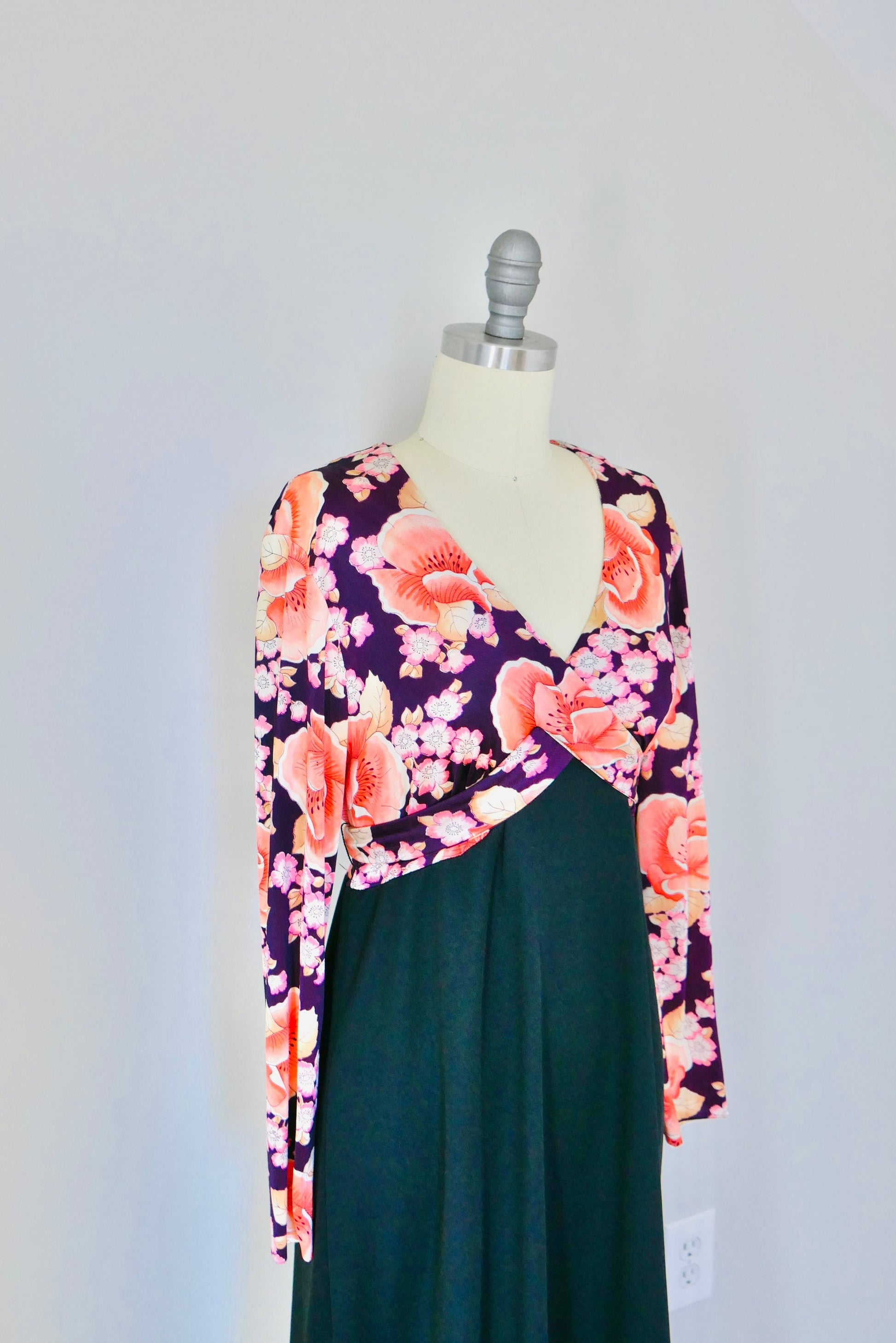 Vintage 1970s Floral Maxi Dress / 70s retro long sleeve Size M to XL