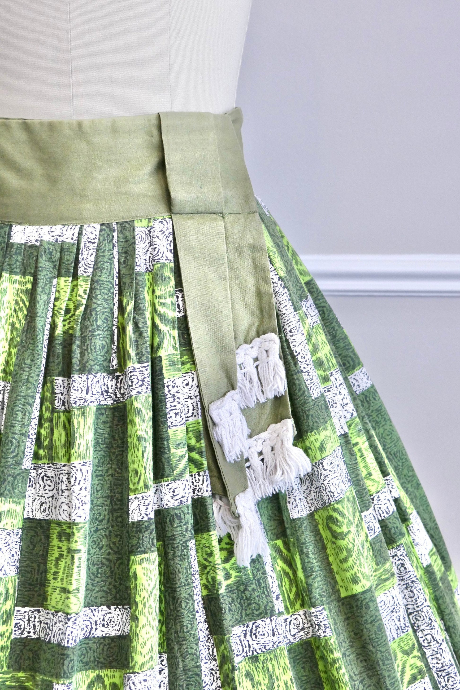 Vintage 1950s Novelty Print Circle Skirt / 50s retro kelly green full skirt Size S