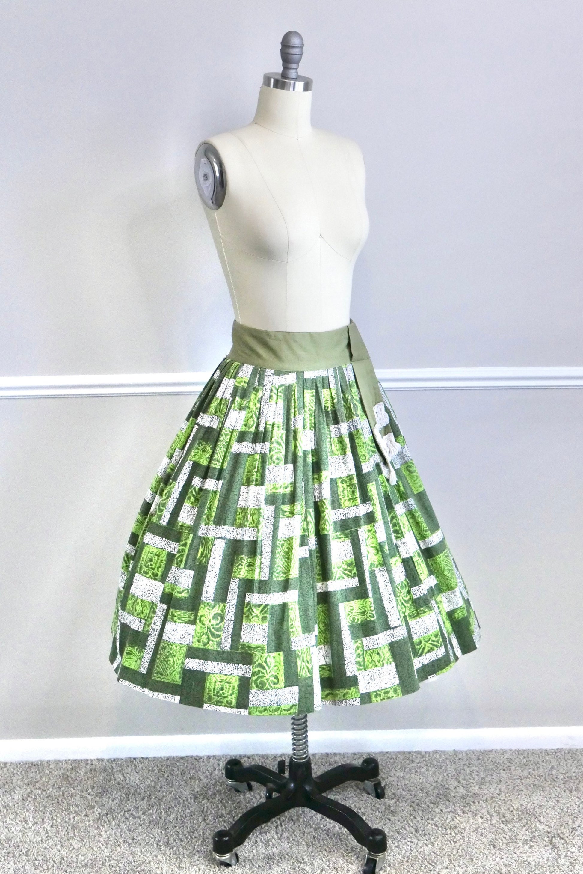 Vintage 1950s Novelty Print Circle Skirt / 50s retro kelly green full skirt Size S