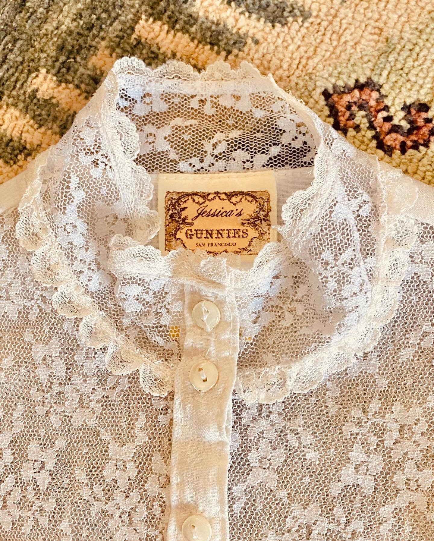 Vintage 1980s Gunne Sax Blouse / 80s Victorian revival white cotton lace puff sleeve prairie top Size XXS