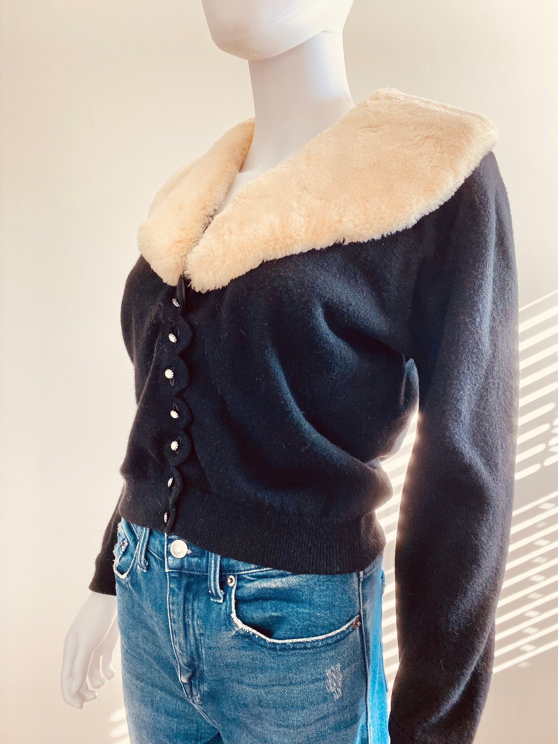 Vintage 1950s Black Cropped Cashmere Cardigan with Fur Collar / 50s sweater Size S