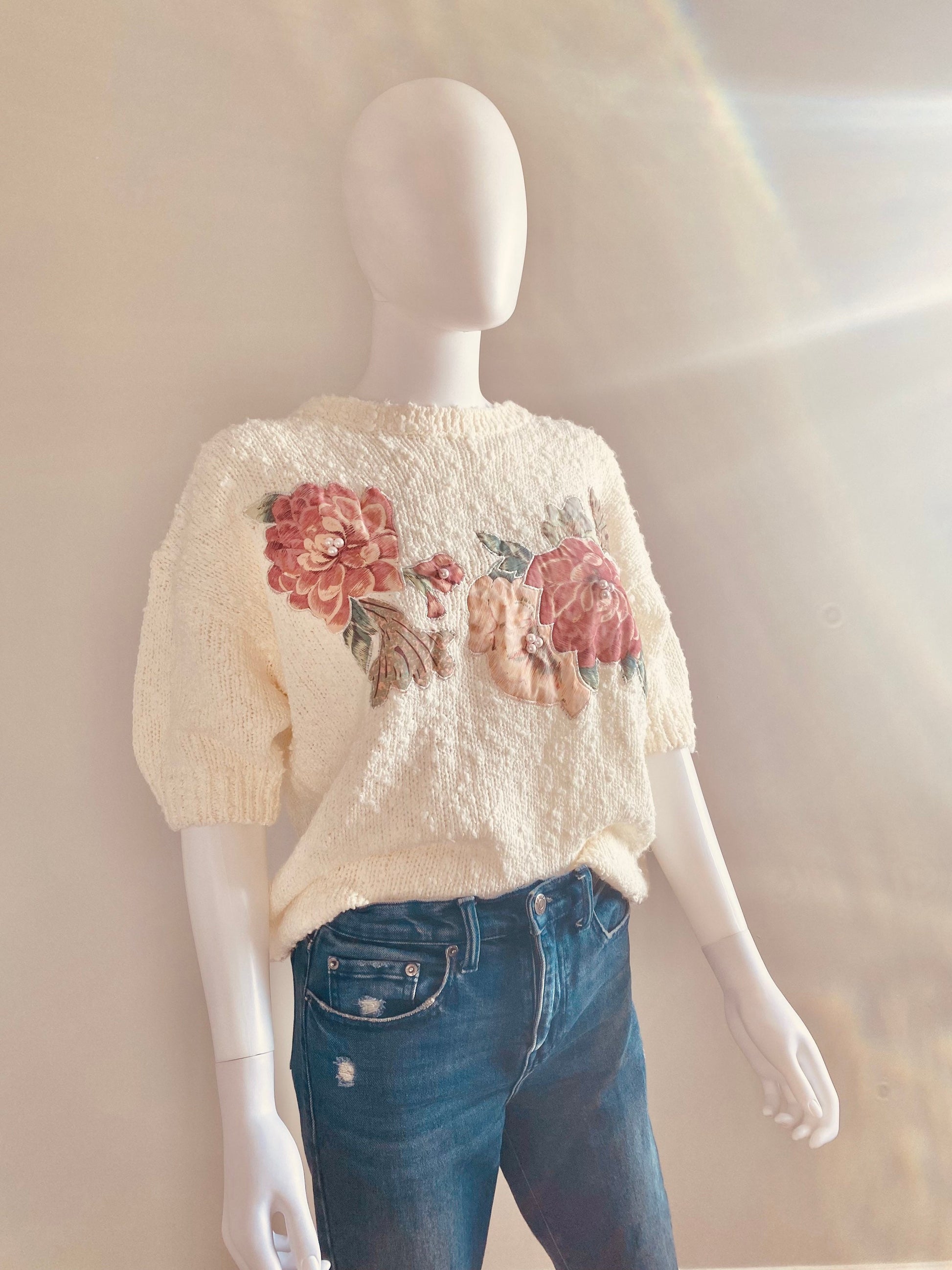 Vintage 1980s Cream Bouclé Sweater with Floral Appliqué / 80s short sleeve sweater / 80s cotton sweater / Size S to L