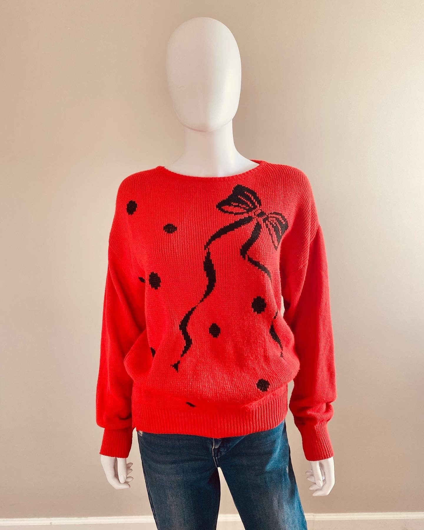 Vintage 1980s Red Novelty Print Sweater / 80s bow print sweater / holiday sweater / Intarsia sweater / Size XS to M