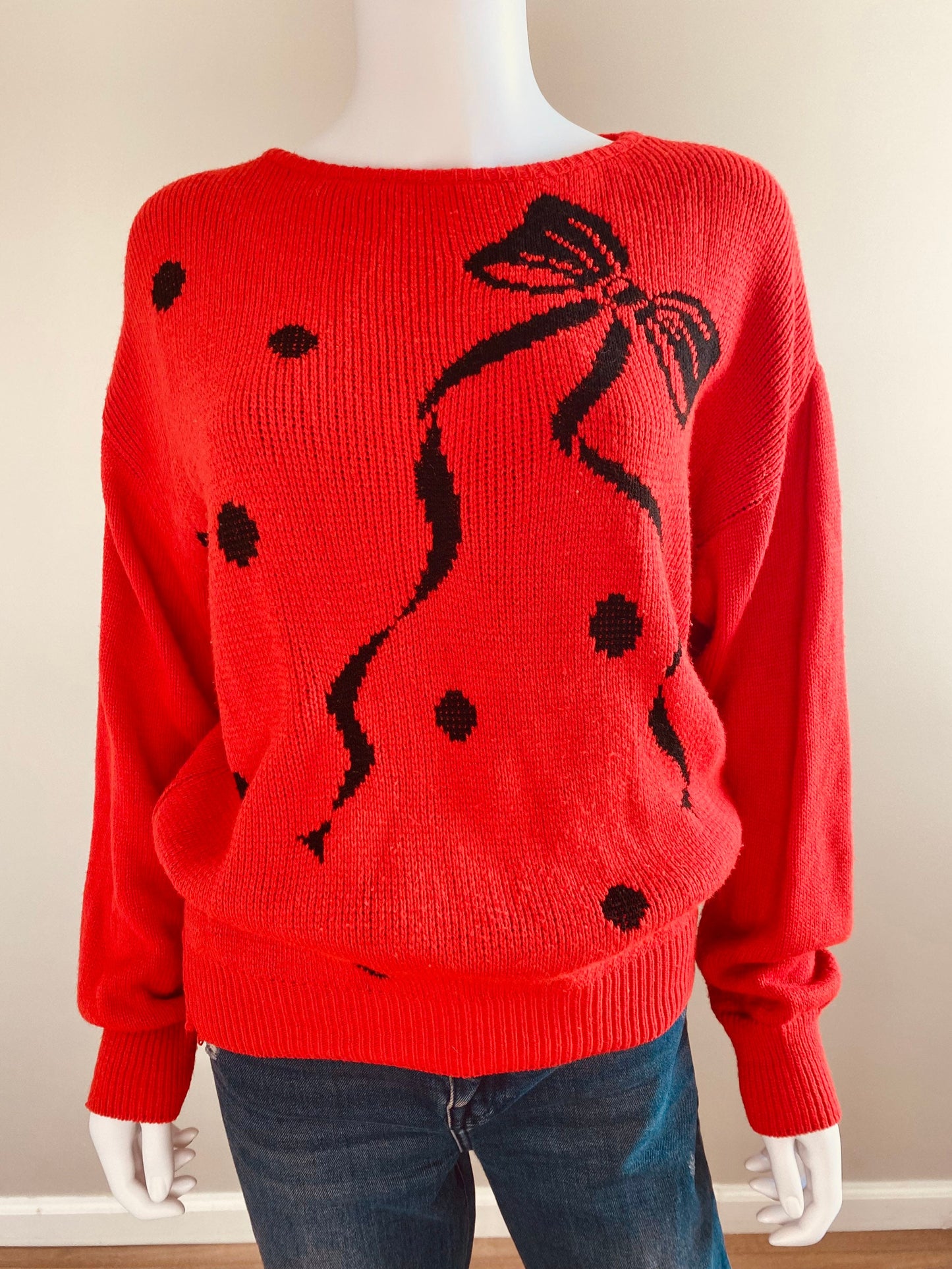 Vintage 1980s Red Novelty Print Sweater / 80s bow print sweater / holiday sweater / Intarsia sweater / Size XS to M