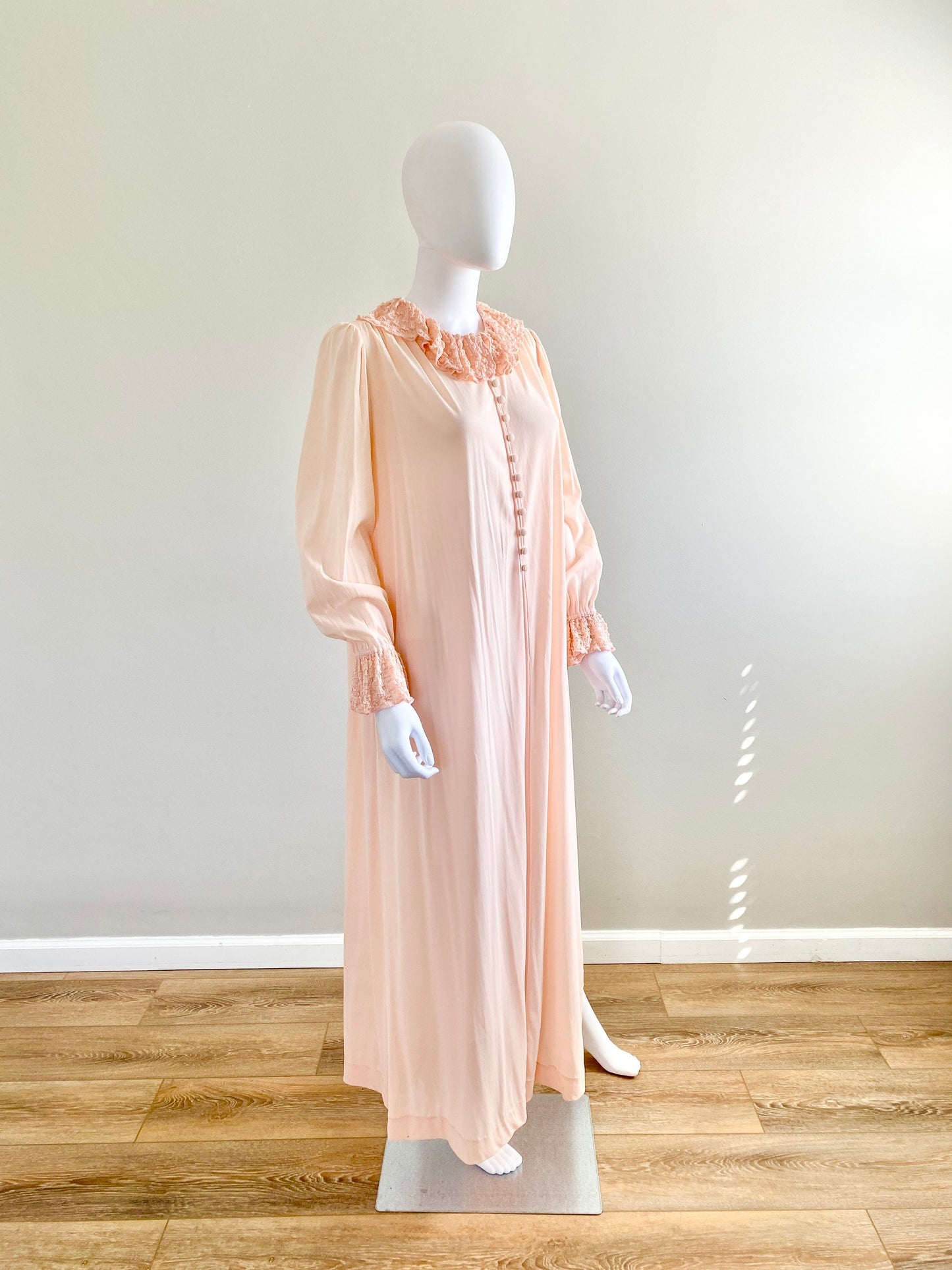 Vintage 1960s Pink Dressing Gown with Ruffled Collar / 60s retro robe / Size M L