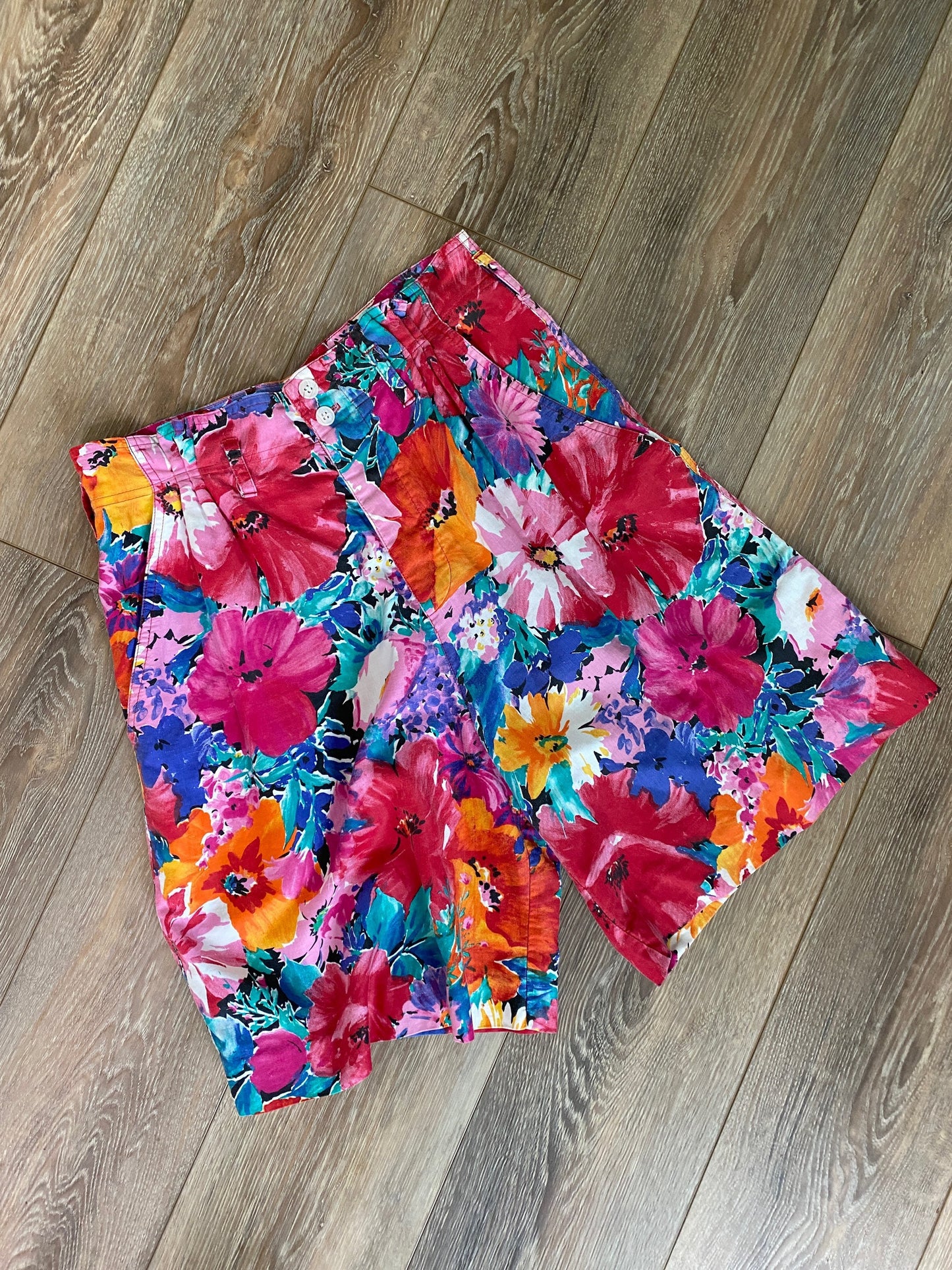 Vintage 1980s Floral High Waisted Shorts / 80s retro button fly cotton paper bag Saks Fifth Avenue shorts / Size M