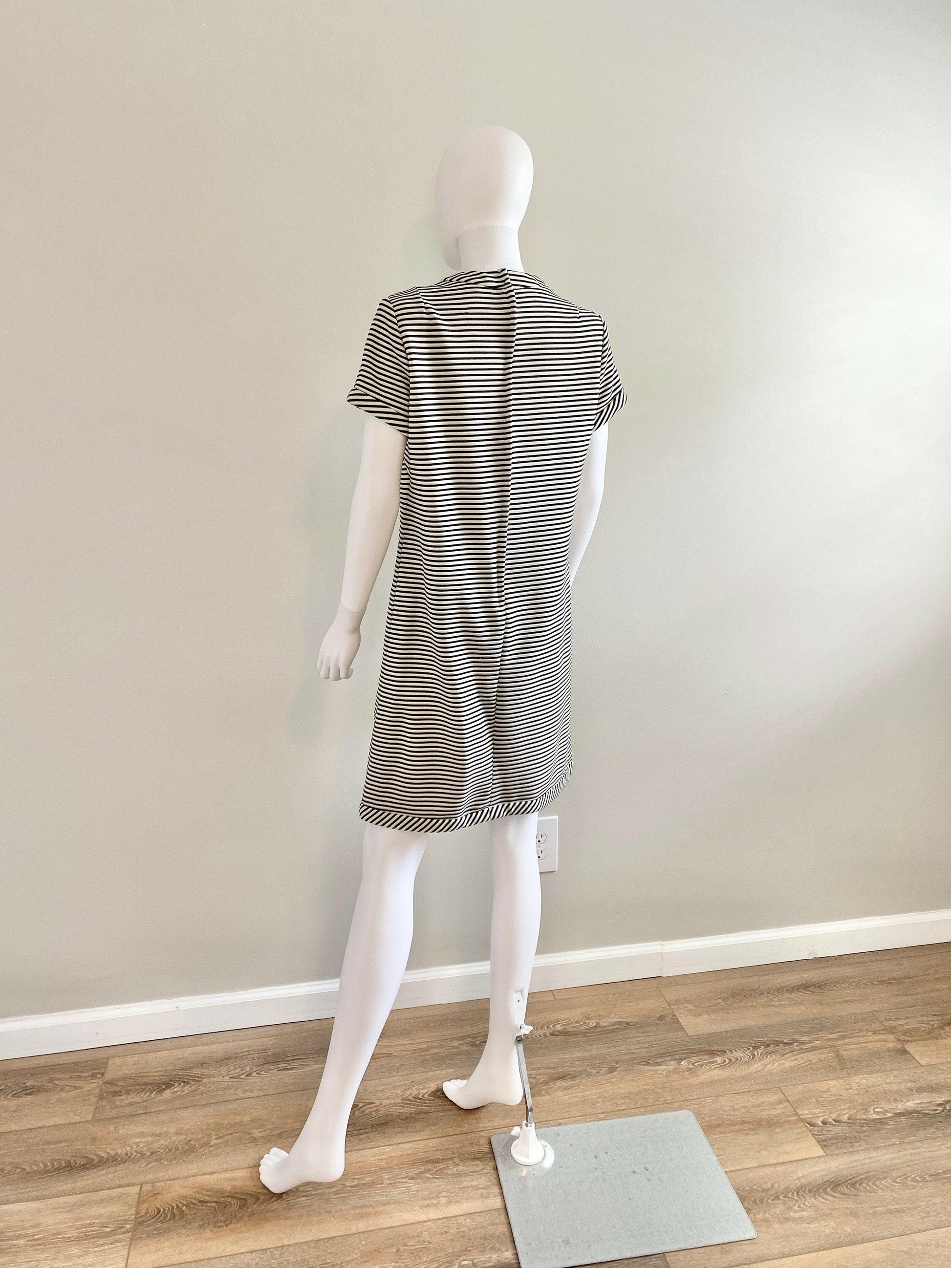 Vintage 1960s Black and White Striped Shift Dress / 60s retro Scooter Dress / Barbie core dress / Size S